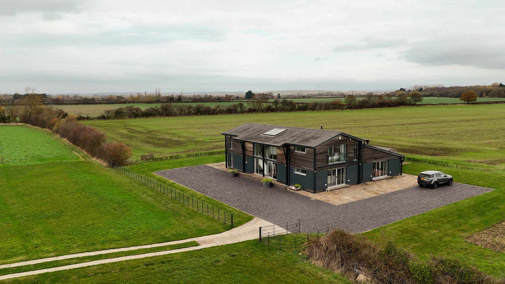 Skylark Barn for 18 Guests image 4